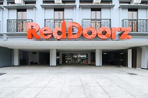 RedDoorz Plus @ Jardin Suites Guadalupe Nuevo