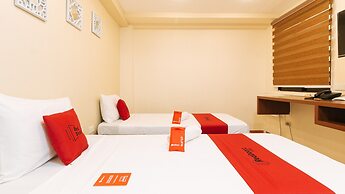 RedDoorz Plus near Uptown BGC Mall
