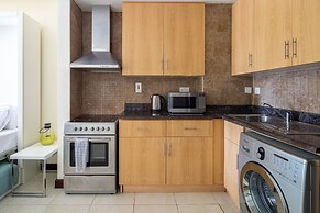 Spacious + Modern Studio in JLT - Sleeps 3