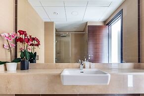 Ornate 1BR w/ Breathtaking Marina Views!