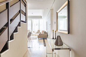 Luxurious 3BR Loft W/ Study In Downtown Dubai