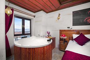 Acer Cave Hotel