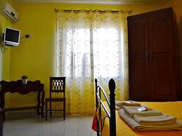 Yellow Room - B b S Elia