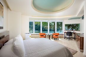 Fully Staffed, Beach Frontage Luxury Villa