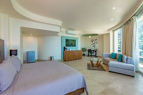 Fully Staffed, Beach Frontage Luxury Villa