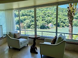 Fully Staffed, Beach Frontage Luxury Villa