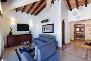 Fully Staffed, Beach Frontage Luxury Villa