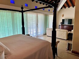 Fully Staffed, Beach Frontage Luxury Villa