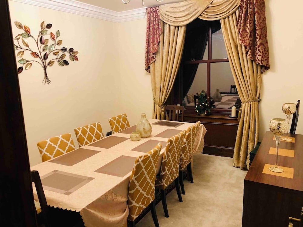Beautiful 4-bed Villa in Glasgow