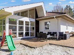 8 Person Holiday Home in Hojslev