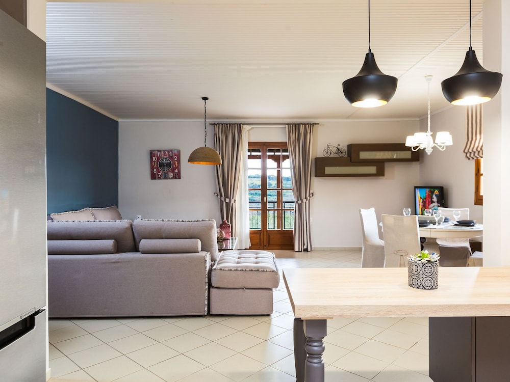 Gorgeous Villa in Adele With Pool and Lovely Garden