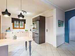 Gorgeous Villa in Adele With Pool and Lovely Garden