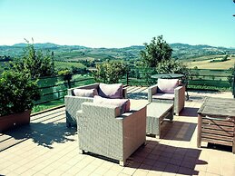Apartment Amidst Vineyards & Blue Skies