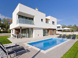 Villa in Novigrad With Pool & Rooftop Terrace