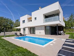 Villa in Novigrad With Pool & Rooftop Terrace