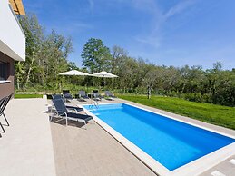 Villa in Novigrad With Pool & Rooftop Terrace