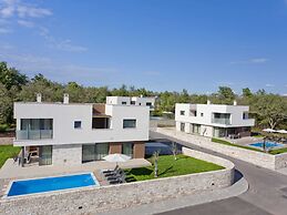 Villa in Novigrad With Pool & Rooftop Terrace