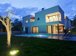 Villa in Novigrad With Pool & Rooftop Terrace