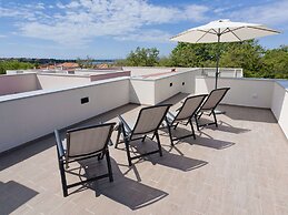 Villa in Novigrad With Pool & Rooftop Terrace