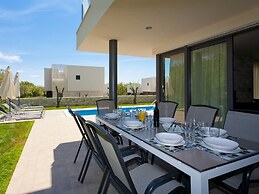 Villa in Novigrad With Pool & Rooftop Terrace