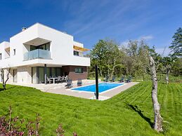Villa in Novigrad With Pool & Rooftop Terrace