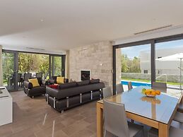 Villa in Novigrad With Pool & Rooftop Terrace