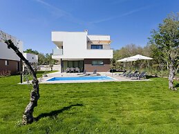 Villa in Novigrad With Pool & Rooftop Terrace