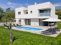 Villa in Novigrad With Pool & Rooftop Terrace