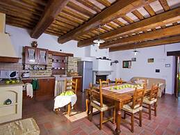 Stunning Villa in Apecchio with Hot Tub