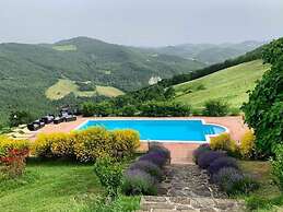 Stunning Villa in Apecchio with Hot Tub