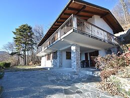 Rustic Villa With Lake Views