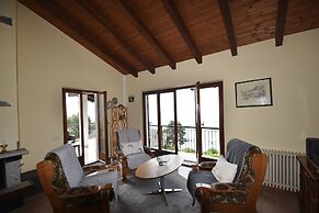 Rustic Villa With Lake Views