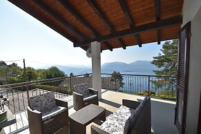 Rustic Villa With Lake Views