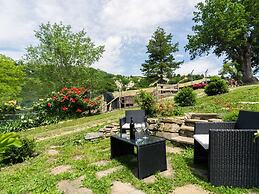 Pretty Farmhouse With Pool