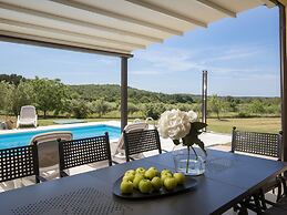 Villa in Sorici With Private Pool