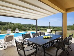 Villa in Sorici With Private Pool