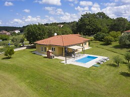 Villa in Sorici With Private Pool