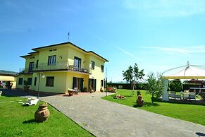 Villa in Montecarlo With Pool and Scenic Views