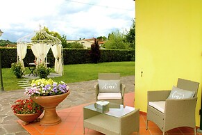 Villa in Montecarlo With Pool and Scenic Views