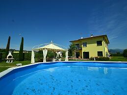 Villa in Montecarlo With Pool and Scenic Views