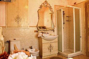 Villa in Montecarlo With Pool and Scenic Views