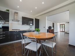 Villa in Nissoria With Private Pool