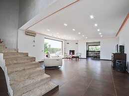Villa in Nissoria With Private Pool