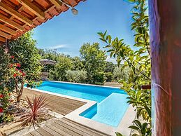 Carcavelos Villa With Pool