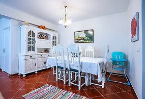 Carcavelos Villa With Pool