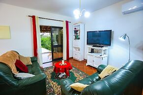 Carcavelos Villa With Pool