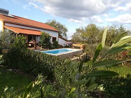 Carcavelos Villa With Pool