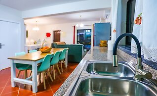 Carcavelos Villa With Pool