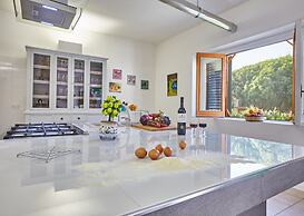 Villa in Pozzallo Near Sandy Beaches