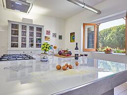 Villa in Pozzallo Near Sandy Beaches